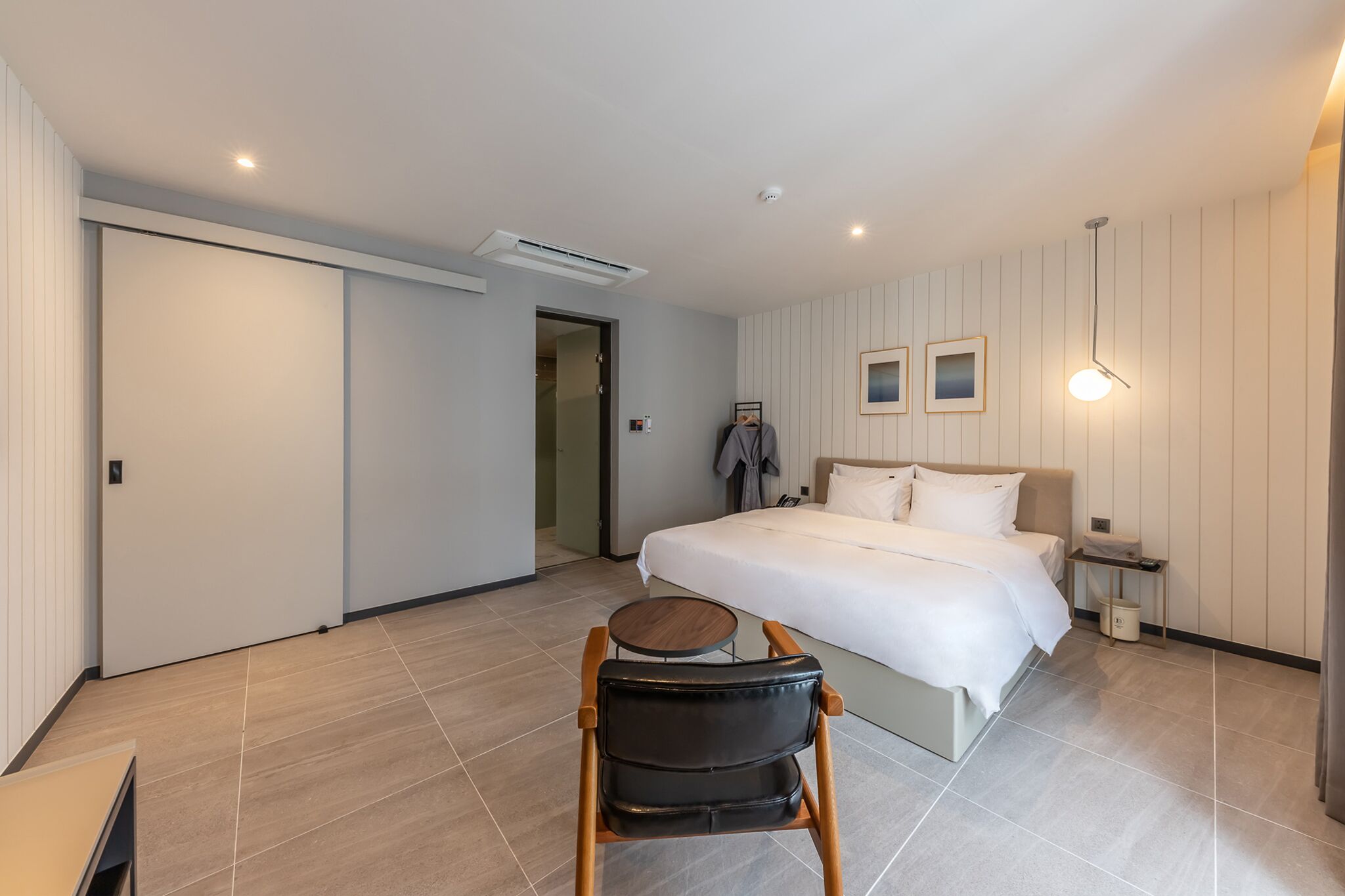 standard room | down duvets, tempur-pedic beds, desk, laptop workspace