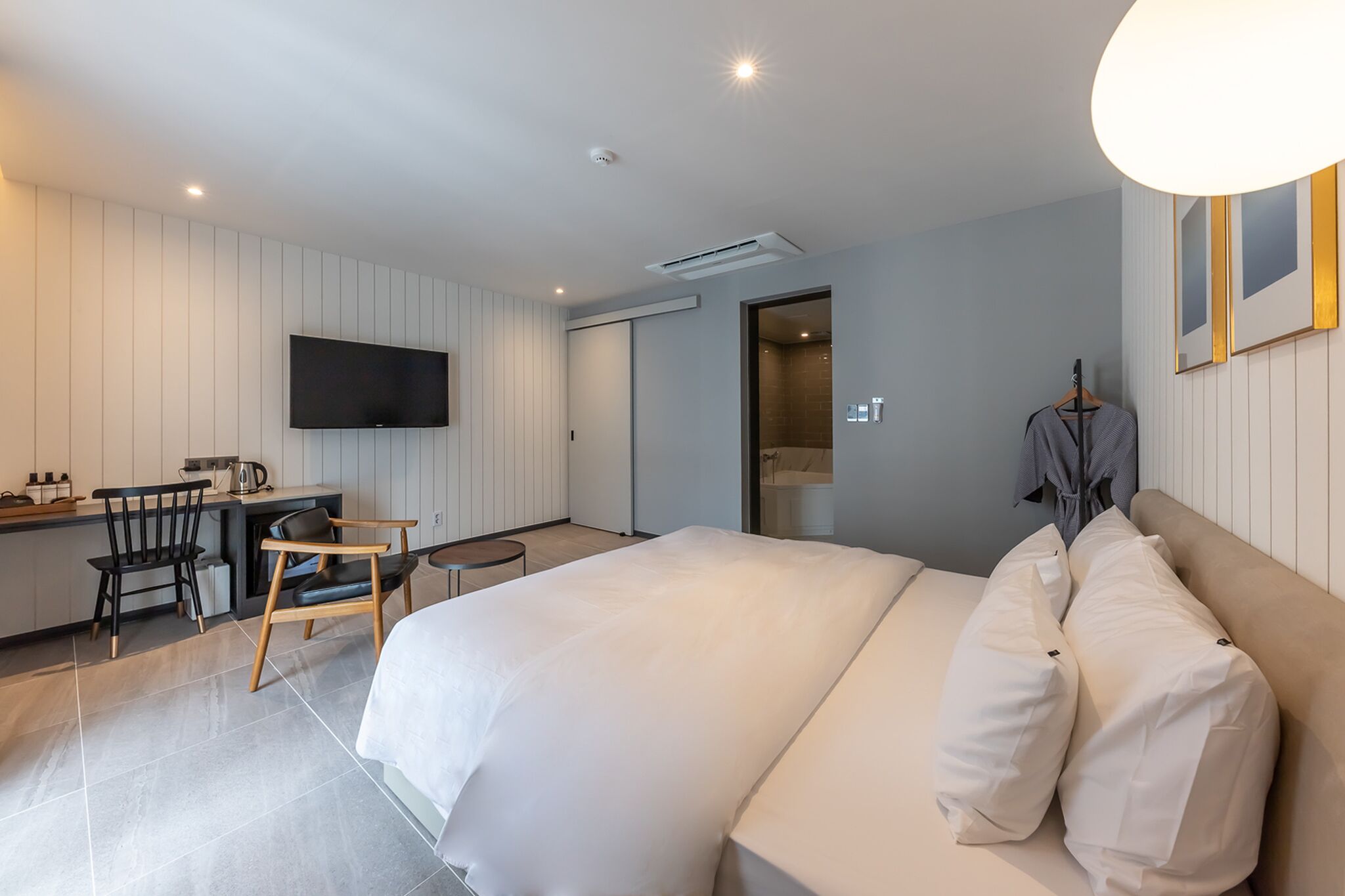 standard room | down duvets, tempur-pedic beds, desk, laptop workspace