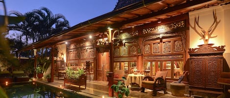 Una piscina al aire libre