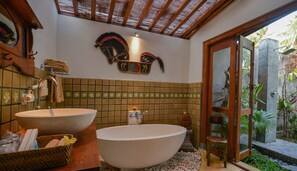 Villa – deluxe, 2 soverom | Bad | Separat badekar og dusj, dype avslapningsbadekar og regndusjhode