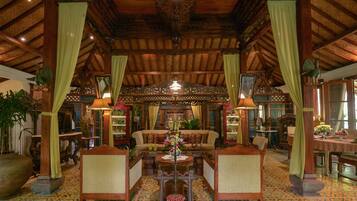 Luxury Villa, 2 Bedrooms | Ruang tamu | TV skrin rata, pemain DVD