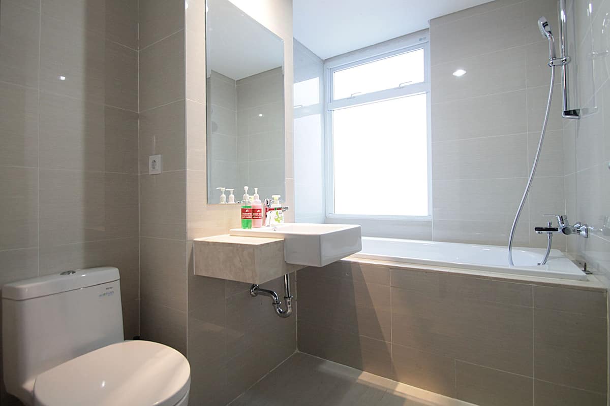 Appartement, 3 slaapkamers | Badkamer | Een douche, een haardroger, handdoeken, zeep