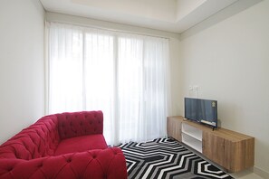 Apartamento, 3 habitaciones | Sala de estar | Una televisión de pantalla plana