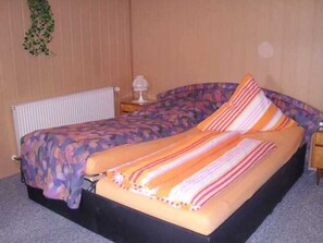 1 habitación, cuna de viaje y ropa de cama 