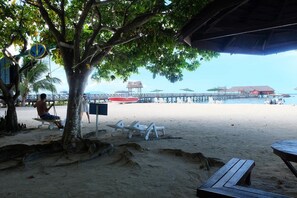 On the beach, white sand, scuba diving, snorkelling - Borneo Divers Mabul Resort (Mabul Island)