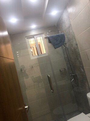 Dusche, Handtücher, Seife, Toilettenpapier