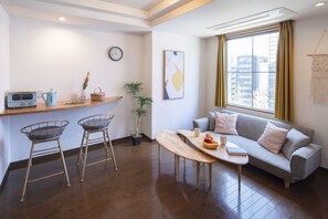 Economy Studio | Desk, laptop workspace, blackout curtains, free WiFi - Osaka Umeda ShisaX (Osaka)