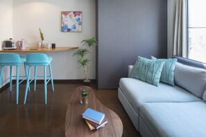 Estudio Deluxe | Área de sala de estar | Televisión 