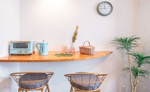 Desk, laptop workspace, blackout curtains, free WiFi - Osaka Umeda ShisaX (Osaka)