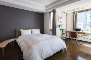 Desk, laptop workspace, blackout curtains, free WiFi - Osaka Umeda ShisaX (Osaka)