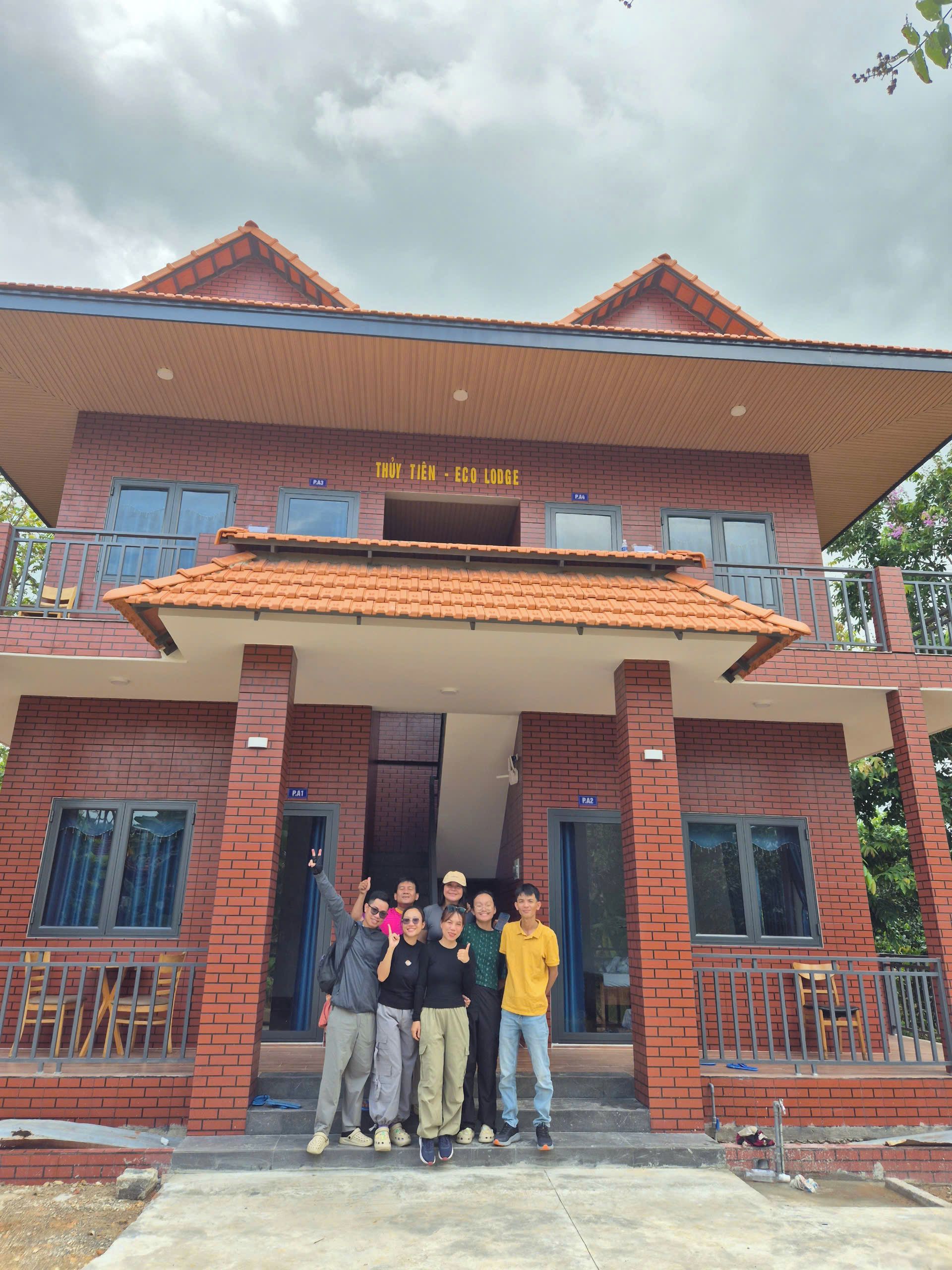 A building with a sign reading 'THU TIEN - ECO LODGE' and multiple doors labeled 'PA1' and 'PA2'.