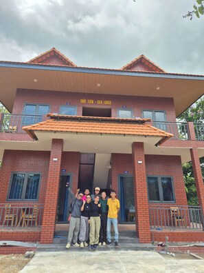 A building with a sign reading 'THU TIEN - ECO LODGE' and multiple doors labeled 'PA1' and 'PA2'.