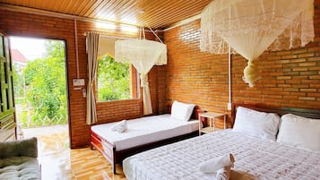 Quarto triplo, vista para o jardim | Área de estar