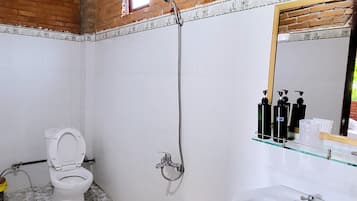Ducha, zapatillas y toallas