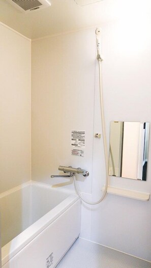 Free toiletries, hair dryer, slippers, towels - Breeze Shortstay Female Only (Tokyo)