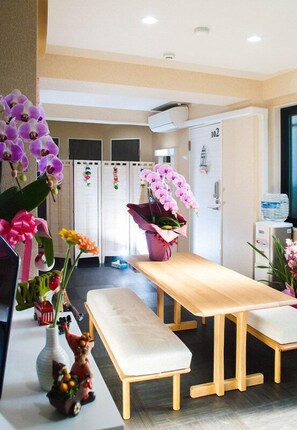 Lobby sitting area - Breeze Shortstay Female Only (Tokyo)