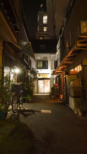 Breeze Shortstay Female Only