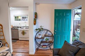 Interior - Last-Minute Discount at Green Door Cottage! (San Diego)