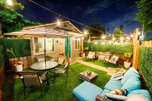 Outdoor dining - Green Door Cottage | Charming Coastal Getaway (San Diego)