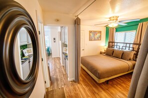 1 bedroom, iron/ironing board, travel cot, WiFi - Last-Minute Discount at Green Door Cottage! (San Diego)