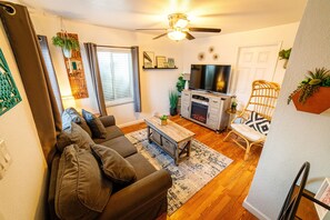 TV, fireplace - Last-Minute Discount at Green Door Cottage! (San Diego)