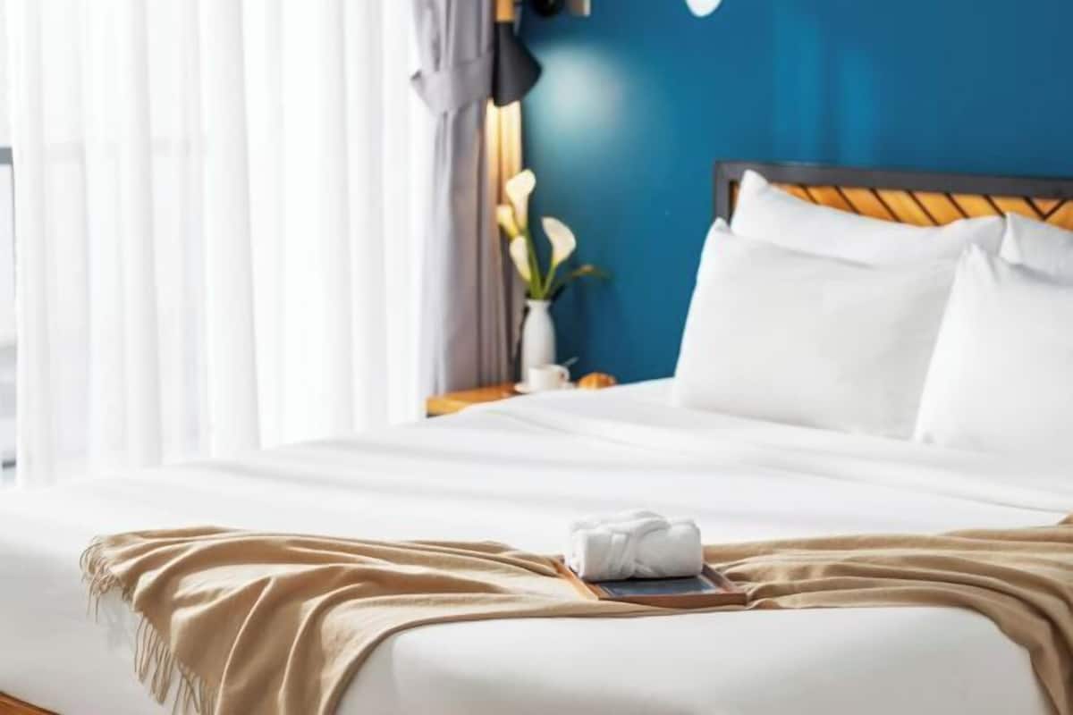 Ropa de cama de alta calidad, escritorio y cortinas blackout
