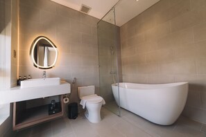 Executive Apartment | Bilik Mandi | Tab mandi dan pancuran berasingan, hulu semburan mandi hujan 