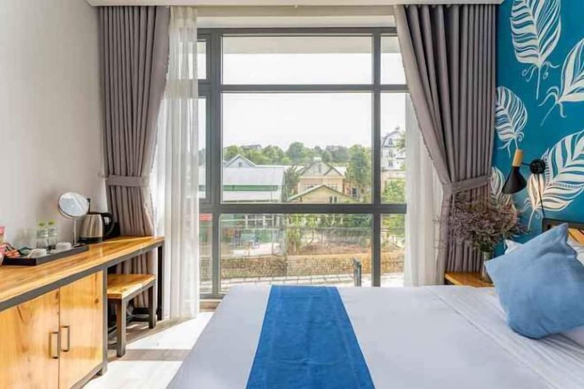 1 bedroom, premium bedding, individually furnished, desk