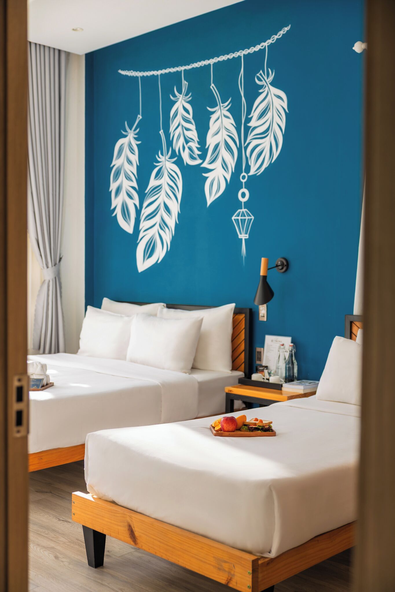 Deluxe-Dreibettzimmer | Hochwertige Bettwaren, individuell eingerichtet, Schreibtisch