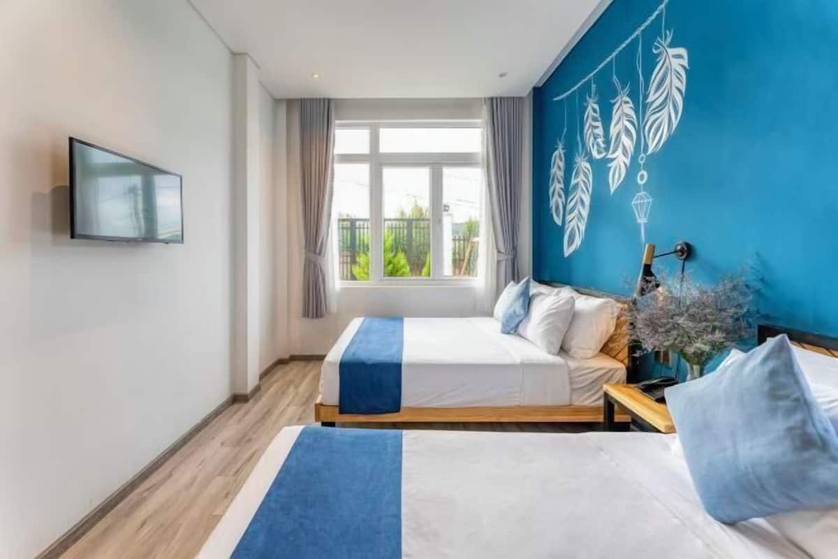 1 bedroom, premium bedding, individually furnished, desk