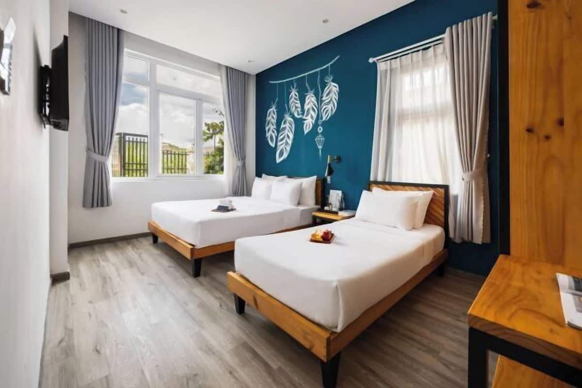 Ropa de cama de alta calidad, escritorio y cortinas blackout