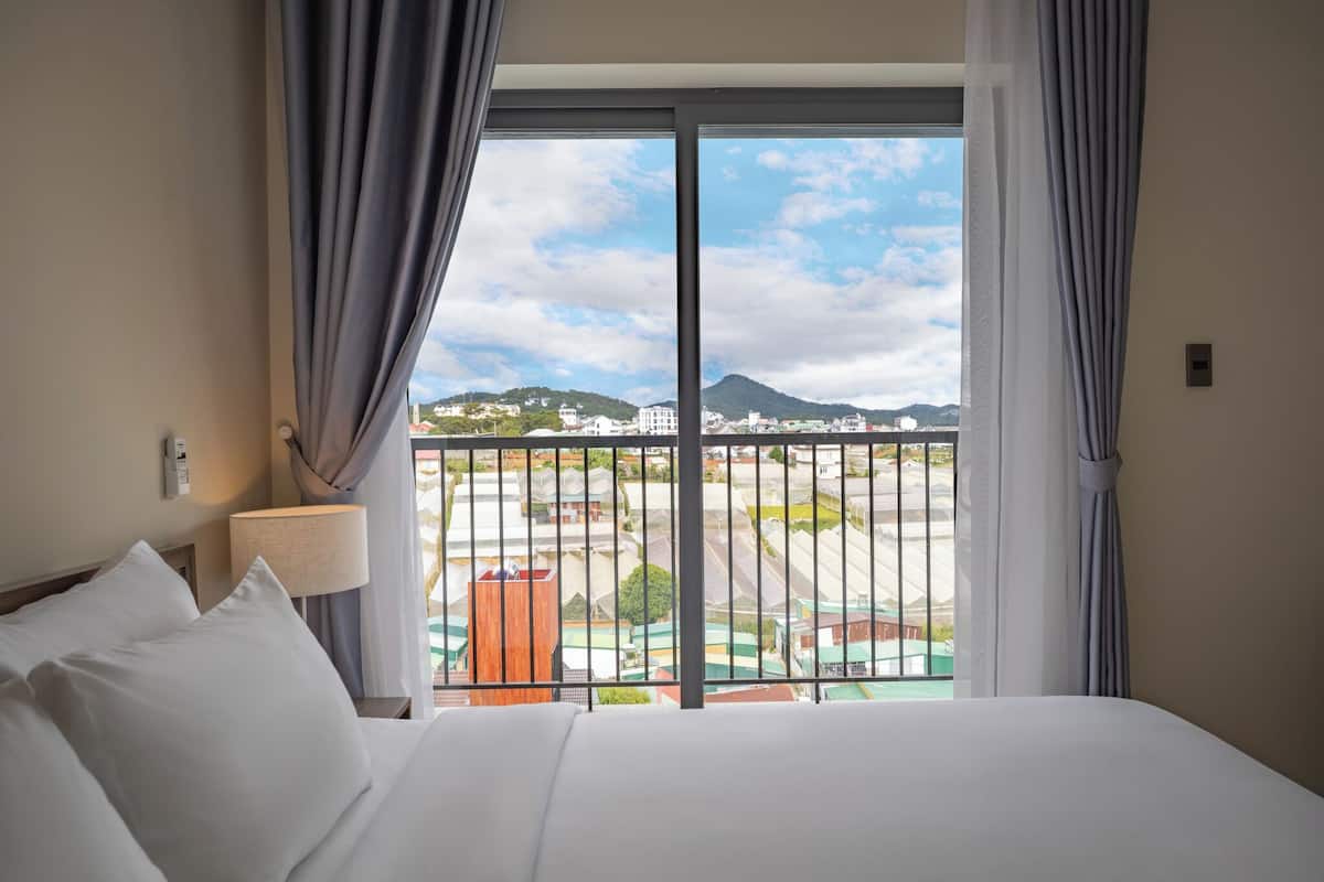 Peralatan tempat tidur premium, dilengkapkan perabot secara berasingan