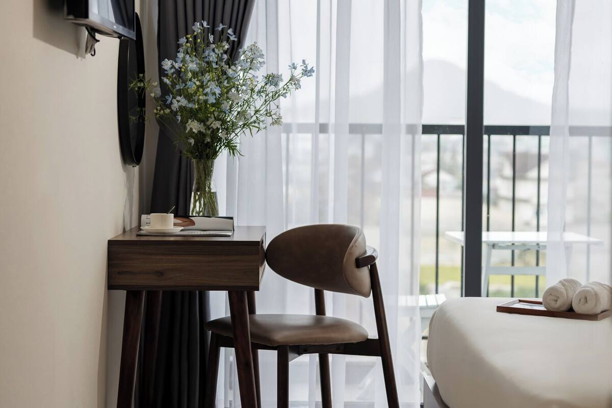 Habitación doble Deluxe | Ropa de cama de alta calidad, escritorio y cortinas blackout