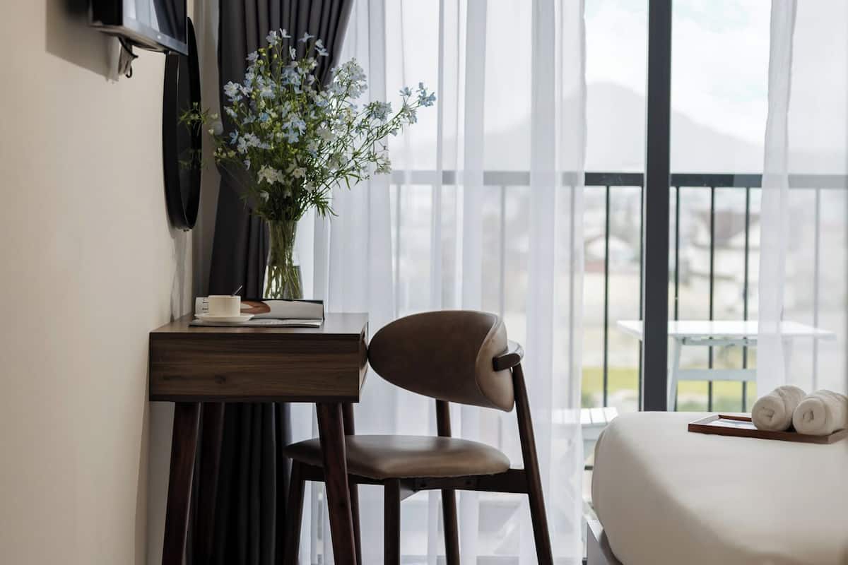 Deluxe Double Room | Peralatan tempat tidur premium, dilengkapkan perabot secara berasingan