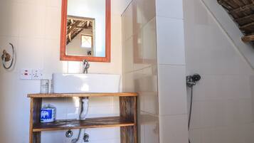 Shower, free toiletries, towels