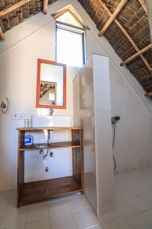 Shower, free toiletries, towels