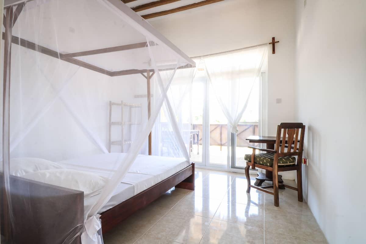 Desk, WiFi (free), bed sheets
