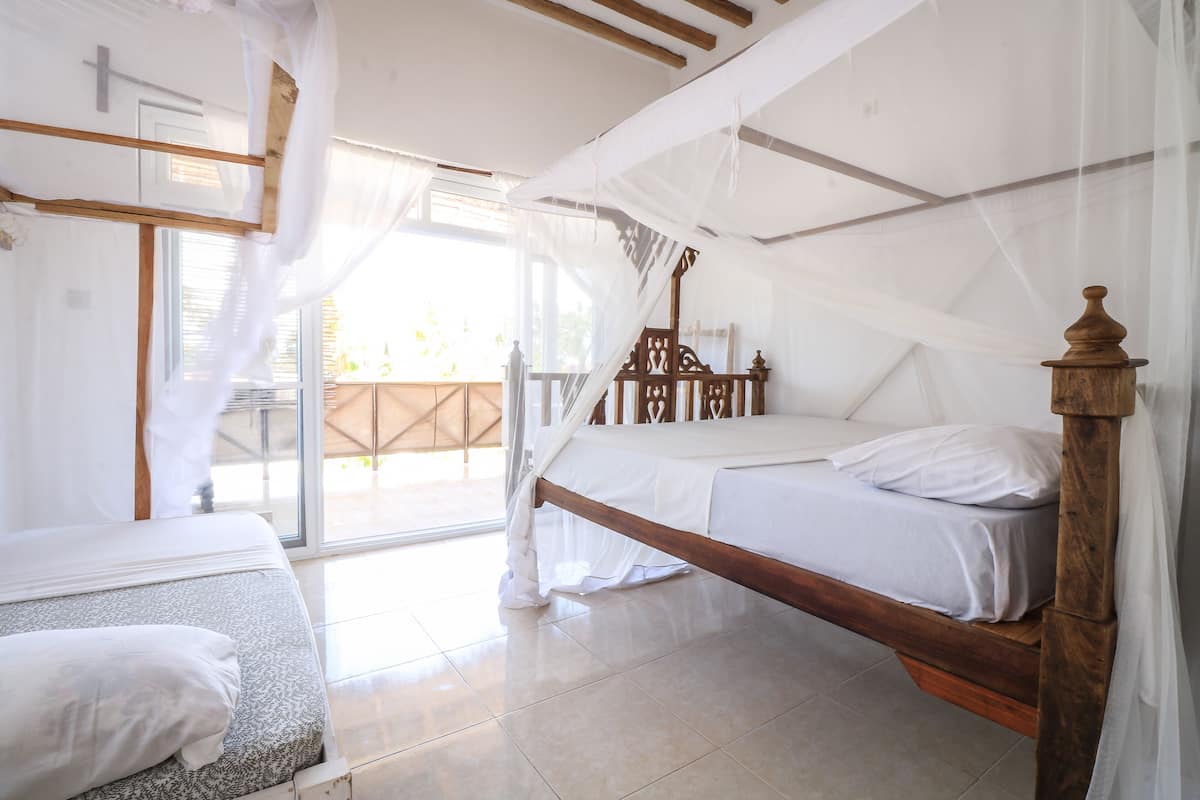 Comfort Apartment, Courtyard View | Desk, WiFi (free), bed sheets