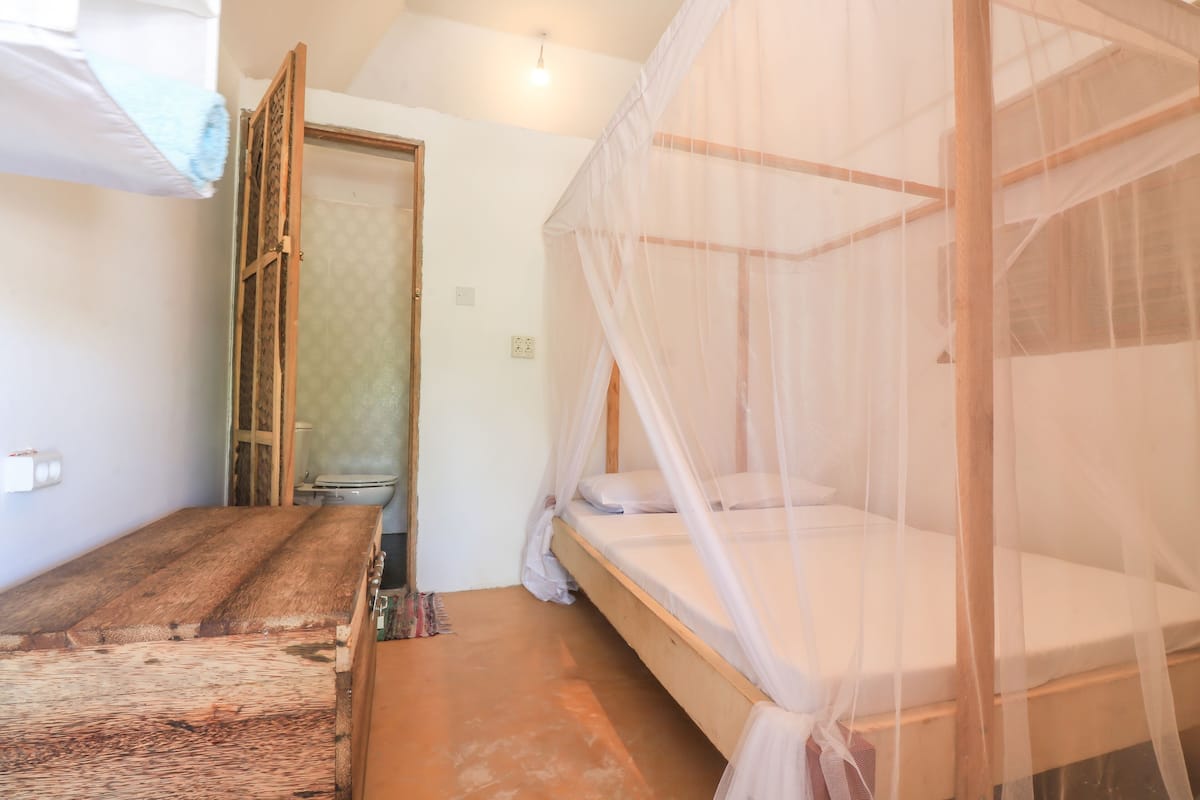 Standard Double Room | Desk, WiFi (free), bed sheets