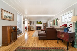 Smart TV, chimenea y libros