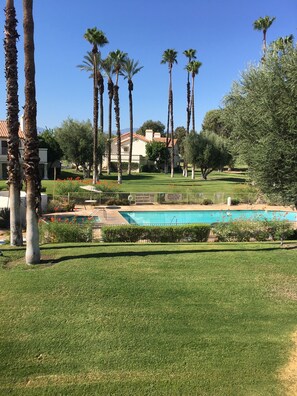 Alberca al aire libre y alberca climatizada