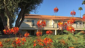 Ein Gebäude mit einem Ziegeldach und einem Balkon.