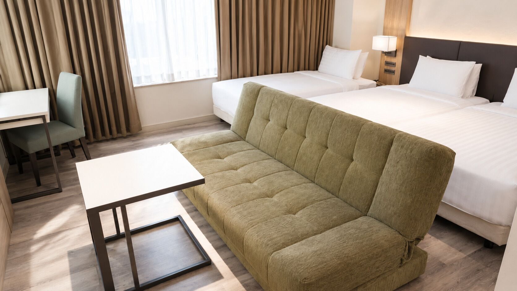 Habitació triple Deluxe | Caixa forta a l'habitació i cortines opaques 