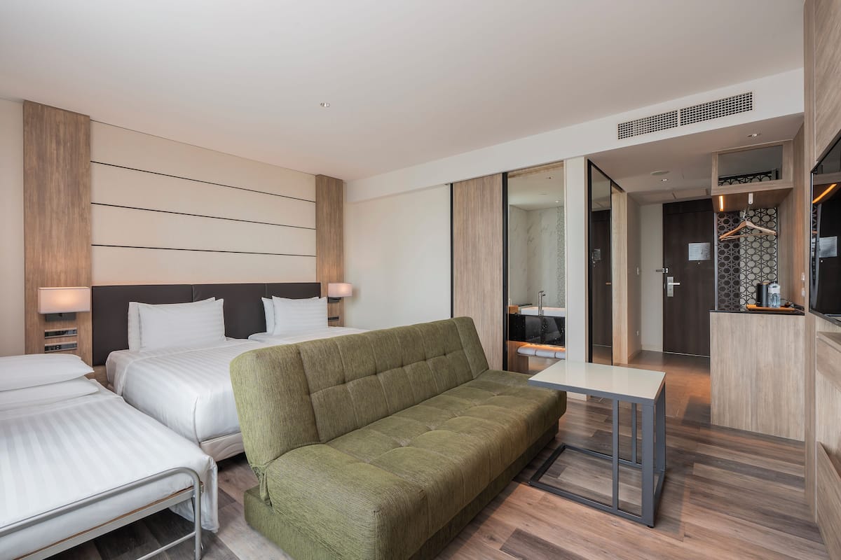 Deluxe driepersoonskamer | Een kluis op de kamer, geluiddichte muren, gratis wifi, beddengoed