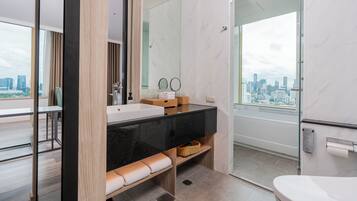 Deluxe Triple Room | Bilik Mandi | Kelengkapan dandanan diri percuma, pengering rambut, selipar