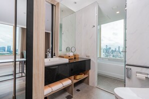 Deluxe driepersoonskamer | Badkamer | Gratis toiletartikelen, een haardroger, pantoffels