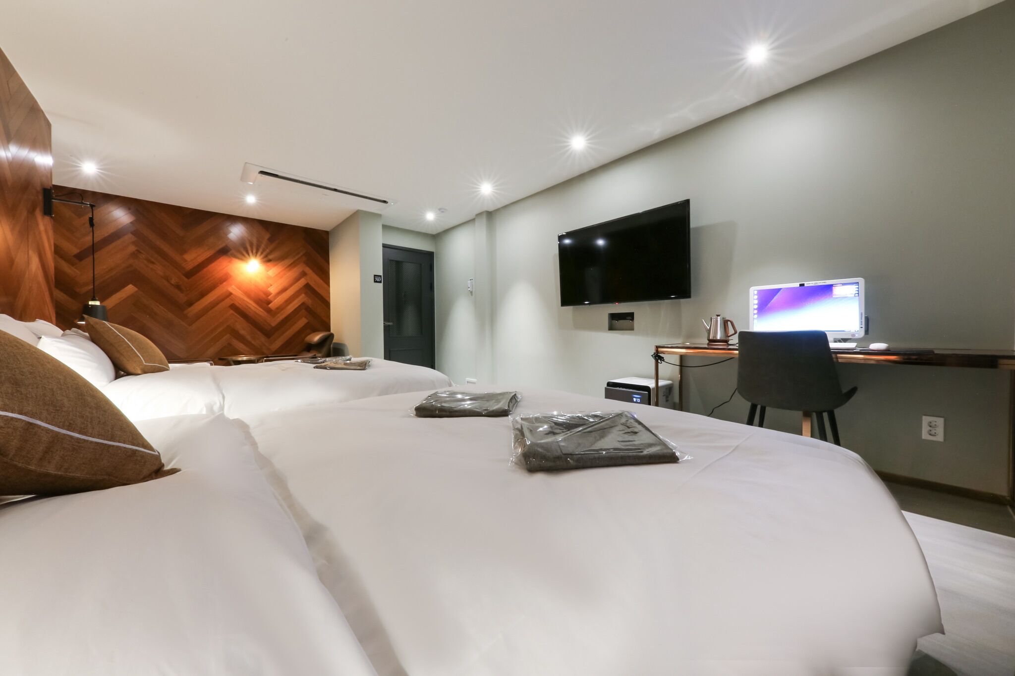 family room | 1 bedroom, individually decorated, individually furnished