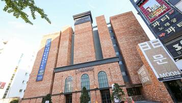 A hotel with a brick facade, large arched windows, and signage for the Marriott Hotel and a business club.