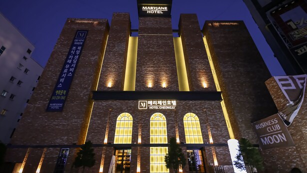 Un hotel con un cartel llamativo que reza 'MARYJANE HOTEL' y 'HOTEL CHEONGJU'.