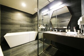 Chambre Exécutive | Salle de bain | Articles de toilette gratuits, sèche-cheveux, peignoirs, chaussons